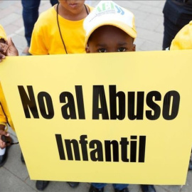 14/10/2019 - Cartel contra la pedofilia y el abuso infantil. EFE/ARCHIVO