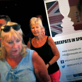 Británicos residentes en España tras un evento informativo sobre el Brexit, en Benalmáneda. (Reuters)