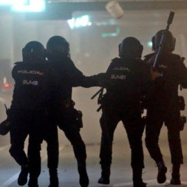 Agents de la Policia Nacional a l'aeroport del Prat.