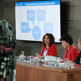 La portavoz del Gobierno, Isabel Celaá (c), con las ministra de Hacienda, María Jesús Montero (i), y de Economía, Nadia Calviño (d), durante la rueda de prensa posterior a la reunión del Consejo de Ministros en la que se ha aprobado el proy