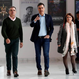 El secretario general del PSOE, Pedro Sánchez (c), el portavoz adjunto del grupo parlamentario socialista en la Asamblea de Madrid, José Manuel Franco (i), y la vicesecretarua general, Adriana Lastra (d), tras la reunión de la delegación de