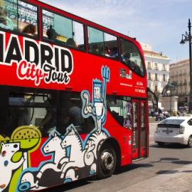 Un bus de Madrid City Tour recorre el centro de Madrid.