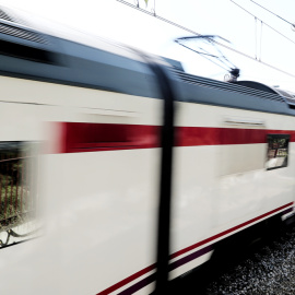 Un tren del servicio de Cercanias Renfe en una las vias de una estación. E.P./Eduardo Parra