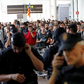 Los billetes de avión repartidos entre los manifestantes en El Prat tenían apariencia real, pero eran falsos. / EFE