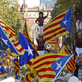 Formación de un castell durante la manifestación en Barcelona de la Diada que este año se ha celebrado bajo el lema "A punt", en favor de la independencia. EFE/Marta Pérez