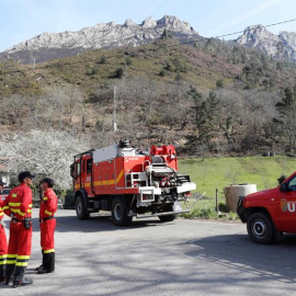 Miembros de la Unidad Militar de Emergencias (UME) tras participar en la extinción de un incendio en Llordón./EFE