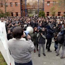 Un grupo de estudiantes de la Universidad Rey Juan Carlos (URJC), convocados por las Asambleas de Estudiantes, protestan tras las supuestas irregularidades del máster en Derecho Público del Estado Autonómico que obtuvo la presidenta de la C