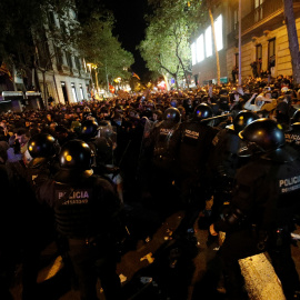 Miles de manifestantes ante los Mossos en una de las calles del centro de Barcelona. /REUTERS