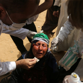 Una manifestante es atendida después de inhalar gas lacrimógeno disparado por las tropas israelíes durante la Gran Marcha del Retorno en la Franja de Gaza. Ibraheem Abu Mustafa (Reuters)