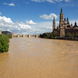 El río Ebro ha comenzado a desbordarse a su paso por Zaragoza. EFE