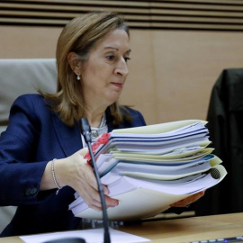 La exministra de Fomento Ana Pastor antes de comparecer en la comisión de investigación del accidente ferroviario del Alvia en Angrois (Santiago de Compostela). /EFE