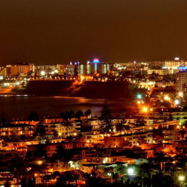 Vista nocturna de la Playa del Inglés en la isla de Gran Canaria. / Kriki