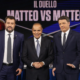 El exministro del Interior y líder de la Liga, Matteo Salvini (i), y el ex primer ministro italiano y líder de Italia Viva, Matteo Renzi (d), acuden al plató del programa televisivo "Porta a porta", dirigido por el periodista italiano Bruno