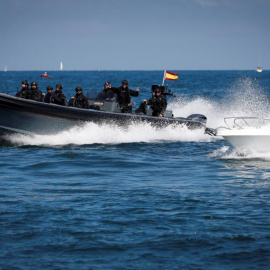 Una embarcación de la Guardia Civil patrulló entre Hondarribia (Gipuzkoa) y Francia durante el operativo por el G7 en Biarritz. EFE