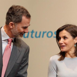 Los Reyes Felipe VI y Letizia, durante la ceremonia de entrega de las becas de posgrado de La Caixa para estudiantes de diferentes disciplinas. (BALLESTEROS | EFE)