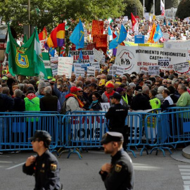 Miles de pensionistas se concentran en la Plaza de las Cortes. | Chema Moya / EFE