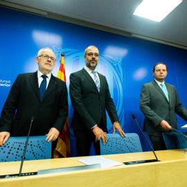 El conseller Miquel Buch acompanyat del secretari d'Interior, Brauli Duart, i el director dels Mossos, Pere Ferrer. EFE / ENRIC FONTCUBERTA.