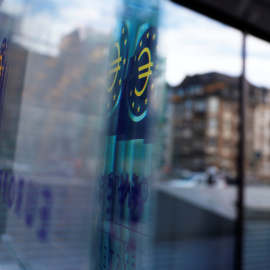 El logo del BCE se refleja en un cristal de la sala de prensa de la entidad, en su sede en Fráncfort. REUTERS / Kai Pfaffenbach