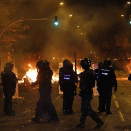 Mossos d'Esquadra durant la seva intervenció contra protagonistes d'aldarulls al centre de Barcelona. EFE / Andreu Dalmau