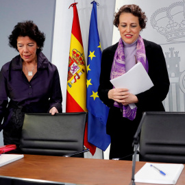 La portavoz del Gobierno, Isabel Celaá, y la ministra de Trabajo, Magdalena Valerio, a su llegada a la rueda de prensa posterior a la reunión del Consejo de ministros, en el palacio de La Moncloa en Madrid. EFE/ Zipi