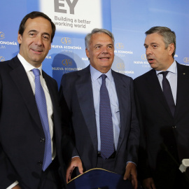 El consejero delegado de CaixaBank, Gonzalo Gortázar (i), junto al presidente de Mutua Madrileña, Ignacio Garralda (c), y el presidente de EY, José Luís Perelli, poco antes de intervenir en un desayuno informativo del Foro de la Nueva Econo