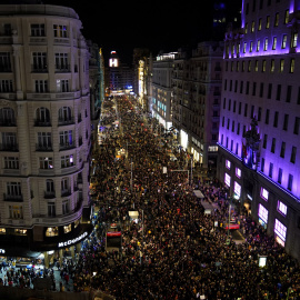 Vista aérea de la Gran Vía de Madrid durante la manifestación del 8M. - REUTERS