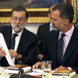 El Rey Felipe VI y el presidente del Gobierno en funciones, Mariano Rajoy, conversan durante la reunión del Patronato del Instituto Cervantes, en el Palacio Real de Aranjuez.EFE/Ballesteros