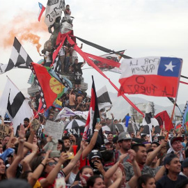 Manifestantes se reúnen este viernes para pedir la renuncia del presidente chileno, Sebastián Piñera, en los alrededores de la Plaza Italia de Santiago. / EFE/ Fernando Bizerra Jr