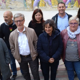 El alcalde de Zaragoza, Pedro Santisteve, y la vicealcaldesa, Luisa Broto, con los candidatos y colaboradores de la lista Municipalistas en las primarias de ZeC.