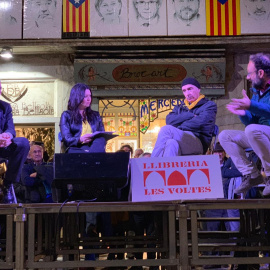 Jaume Alonso-Cuevillas en la presentació de llibre a la plaça del Vi de Girona, amb Mars Topor, Lluís Llach i Benet Salellas. JACK GOU