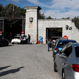 Una hilera de coches espera frente al control en la puerta principal para entrar en el Valle de los Caídos. / EFE