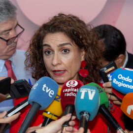 La ministra de Hacienda en funciones, María Jesús Montero, atiende a la prensa momentos antes de su intervención en la segunda jornada del XXII Congreso Nacional de la Empresa Familiar, en Murcia. EFE/Marcial Guillén