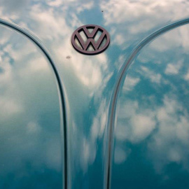 Fotografía del logo de Volkswagen en un VW Beetle. / JULIAN STRATENSCHULTE (EFE)