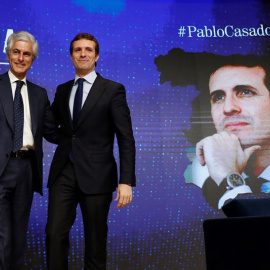 El presidente del PP, Pablo Casado (d), junto a Adolfo Suárez Illana, durante su intervención en el espacio de foros "La España necesaria", que organiza el diario El Mundo. /EFE