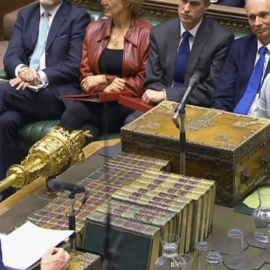 Theresa May, a la derecha de la imagen, escucha en el Parlamento británico al líder de la oposición, el laboralista Jeremy Corbin. (EFE)