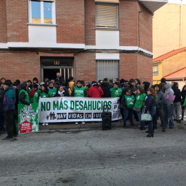 Decenas de activistas intentan frenar el desahucio de una mujer en Zaragoza. /EDUARDO BAYONA