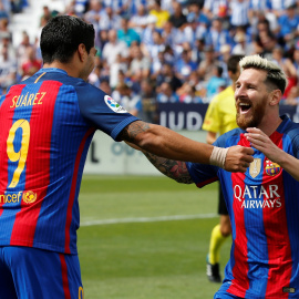 Los jugadores del Barcelona, Leo Messi y Luis Súarez, celebrando uno de los goles en el partido frente al Leganés. REUTERS/Sergio Perez