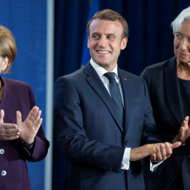 La presidenta entrante del CE, Christine Lagarde, junto al presidente francés, Enmanuel Macron, y la canciller alemana, Angela Merkel, en la ceremonia de despidida de Mario Draghi al frente de la entidad, en Fráncfort. REUTERS