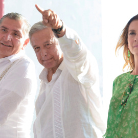 El presidente de México, Andrés Manuel López Obrador (c), su esposa Beatriz Gutiérrez Müller (d) y el gobernador de Tabasco, Adán Augusto López Hernández (i) participan en el acto de conmemoración de los 500 años de la batalla de Centla, en