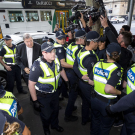 El cardenal George Pell, a su llegada a la Corte de Melbourne, protegido por un fuerte dispositivo policial. REUTERS