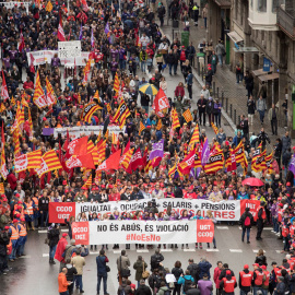 Manifestación convocada por los principales sindicatos catalanes, CCOO y UGT, en Barcelona, en favor de unas pensiones y unos salarios dignos en un Primero de Mayo más político de lo habitual en Catalunya, por la situación política en esta 