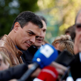 El secretario general del PSOE, Pedro Sánchez, observa al candidato socialista a la Comunidad de Madrid, Ángel Gabilondo, antes de su participación en la manifestación que se celebra en Madrid con motivo del Primero de Mayo. EFE/Chema Moya