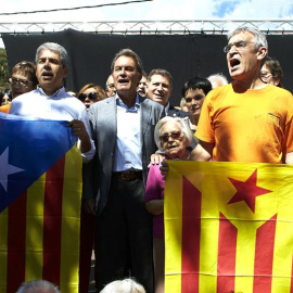 El expresidente de la Generalitat Artur Mas y el exconseller Francesc Homs, en el municipio de Arenys de Munt, donde en 2009 se llevó a cabo la primera consulta popular sobre la independencia de Cataluña. EFE/Alejandro García