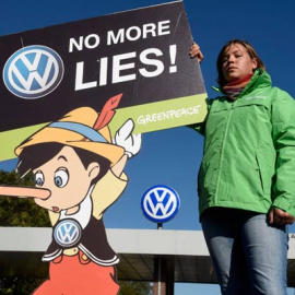 Protesta de activista de Greenpeace en la sede de Volkswagen en Ausgburgo (Alemania). / REUTERS