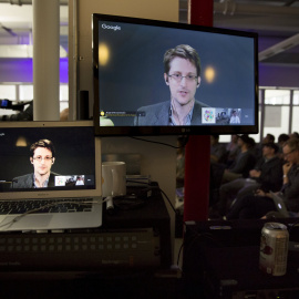 El informático estadounidense Edward Snowden, en su intervención por videoconferencia desde Moscú. REUTERS/Andrew Kelly