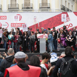 Trabajadores del Teatro de La Zarzuela al término de la manifestación celebrada hoy en Madrid con motivo del Primero de Mayo. EFE/Zipi