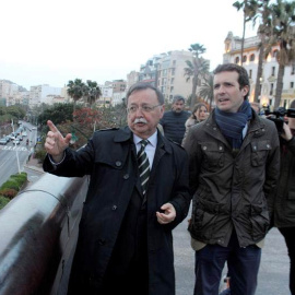 El presidente del Partido Popular, Pablo Casado (d) acompañado del presidente de Ceuta Juan Jesús Vivas, en su visita a la ciudad autónoma. (REDUAN | EFE)