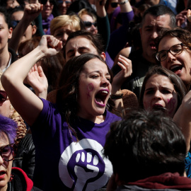 Concentración feminista contra el fallo judicial de La Manada en la Puerta del Sol, coincidiendo con el acto conmemorativo de la Fiesta del 2 de Mayo, celebrado en la Real Casa de Correos de Madrid. EFE/Chema Moya