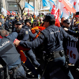 Concentración de trabajadores de Alcoa procedentes de Asturias y Galicia frente al Congreso de los Diputados. /EFE