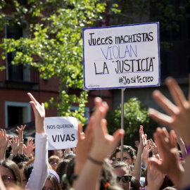 El movimiento feminista lleva a los actos del Dos de Mayo su protesta por La Manada / EFE